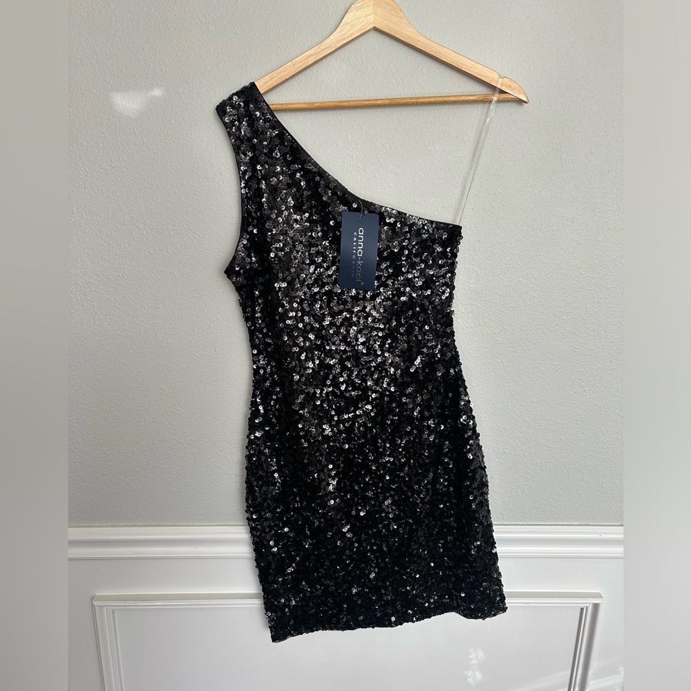 Chic One-Shoulder Sequin Dress in Black